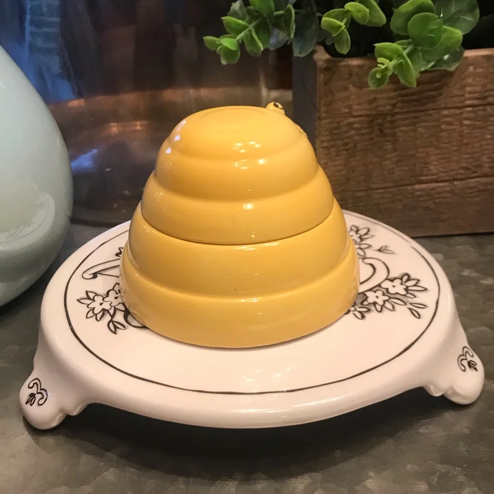 Vintage Victor Goldman Beehive Measuring Cups